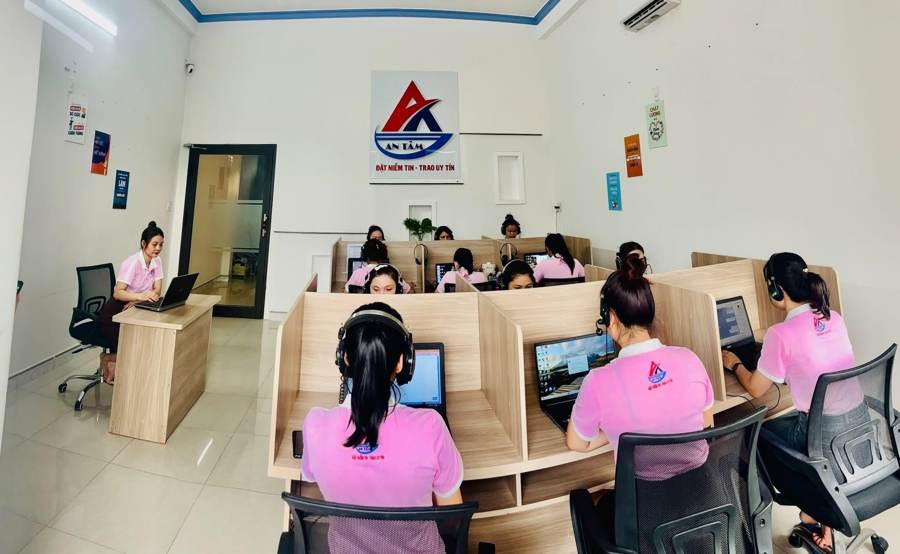 Đội ngũ tư vấn viên An Tâm tại văn phòng