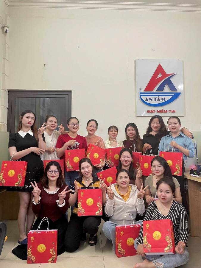 Đội ngũ An Tâm nhận quà Trung Thu